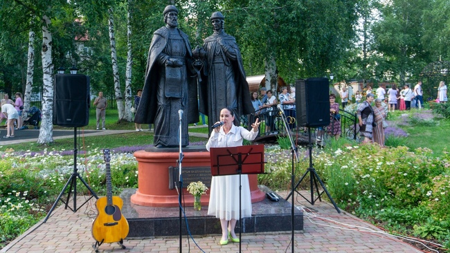 Празднование Дня семьи, любви и верности в сквере Петра и Февронии
